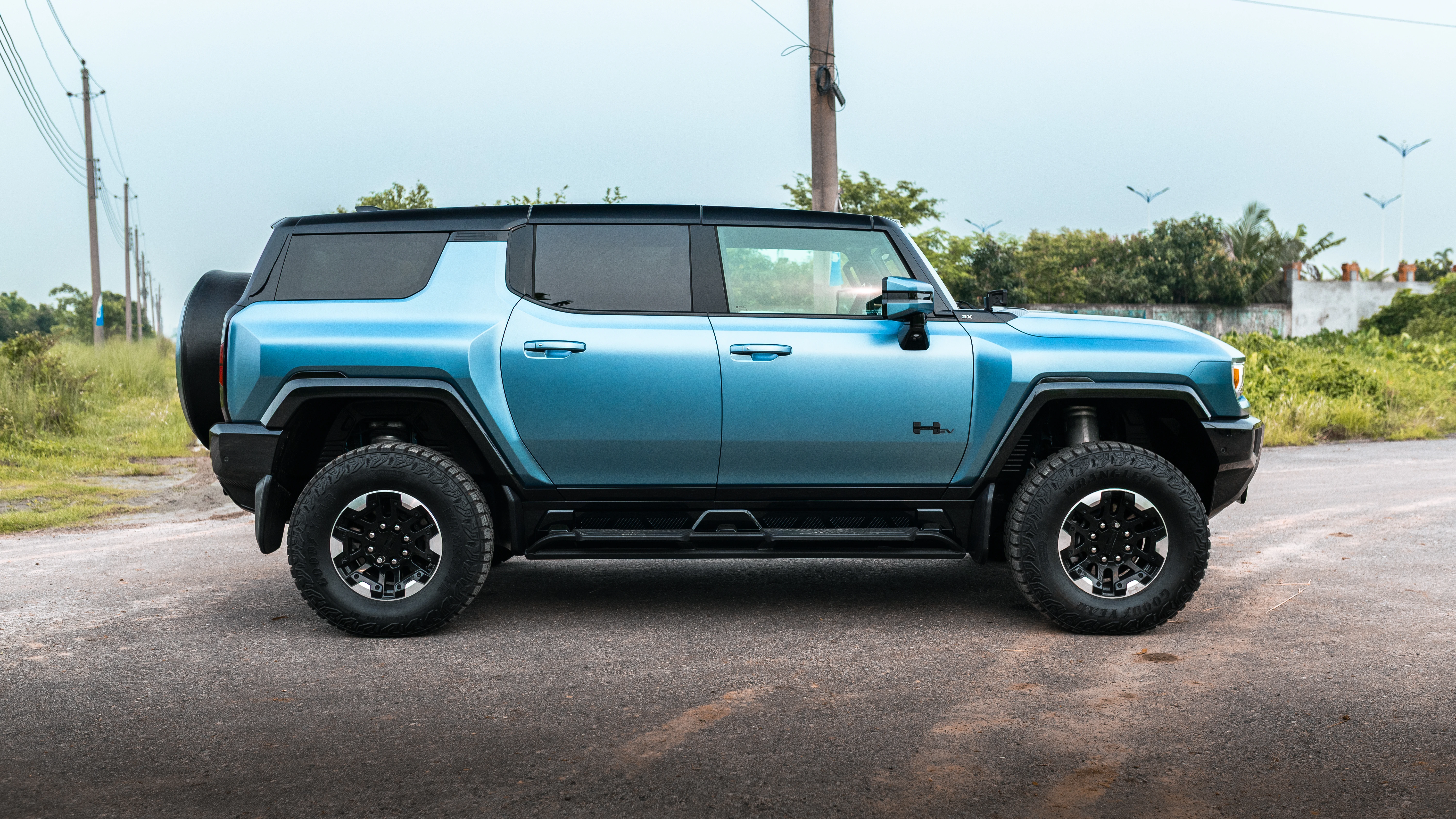 Full side profile of the Hummer EV SUV 3X in Neptune Blue matte