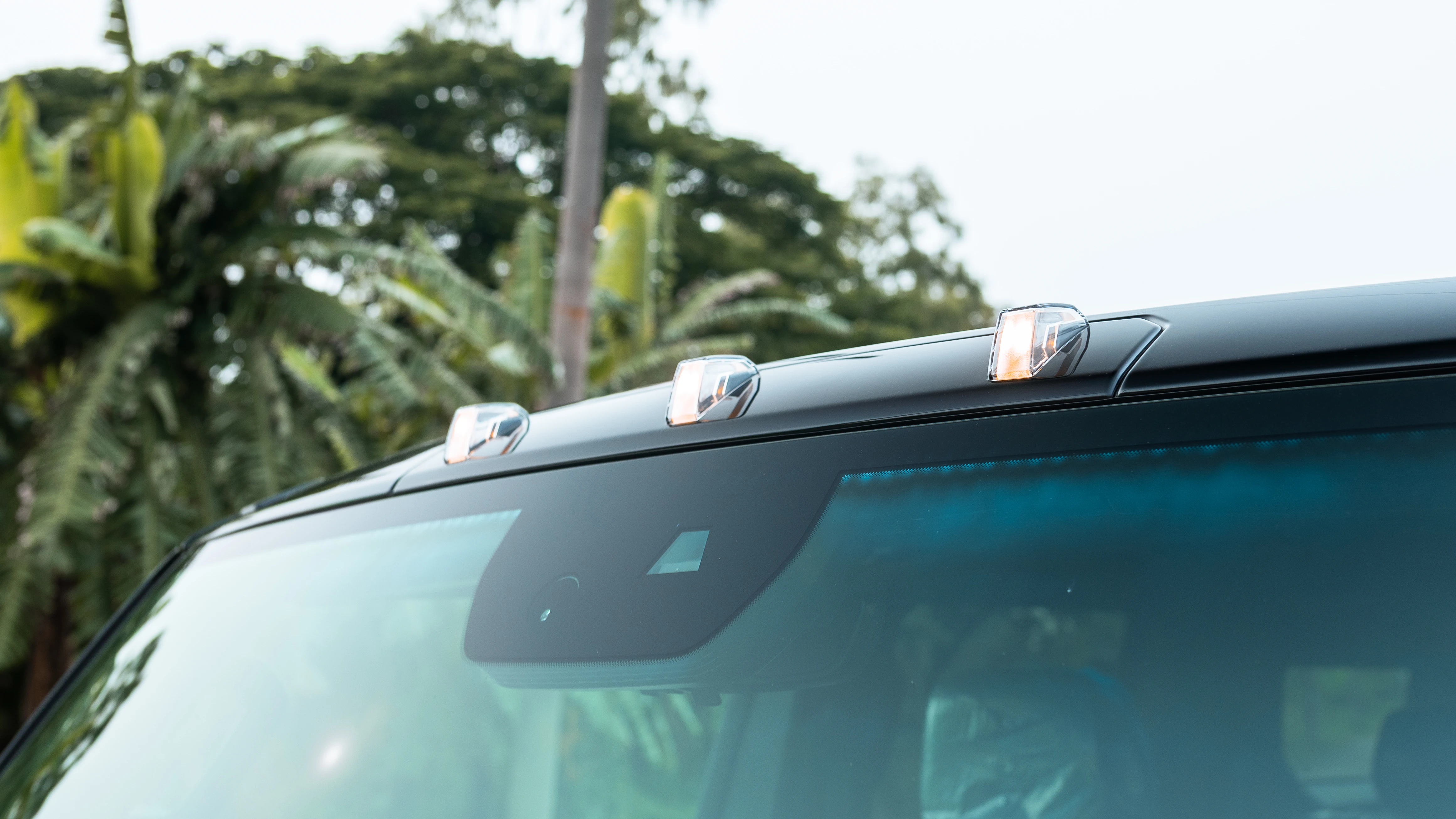 Three amber roof marker lights above the windscreen