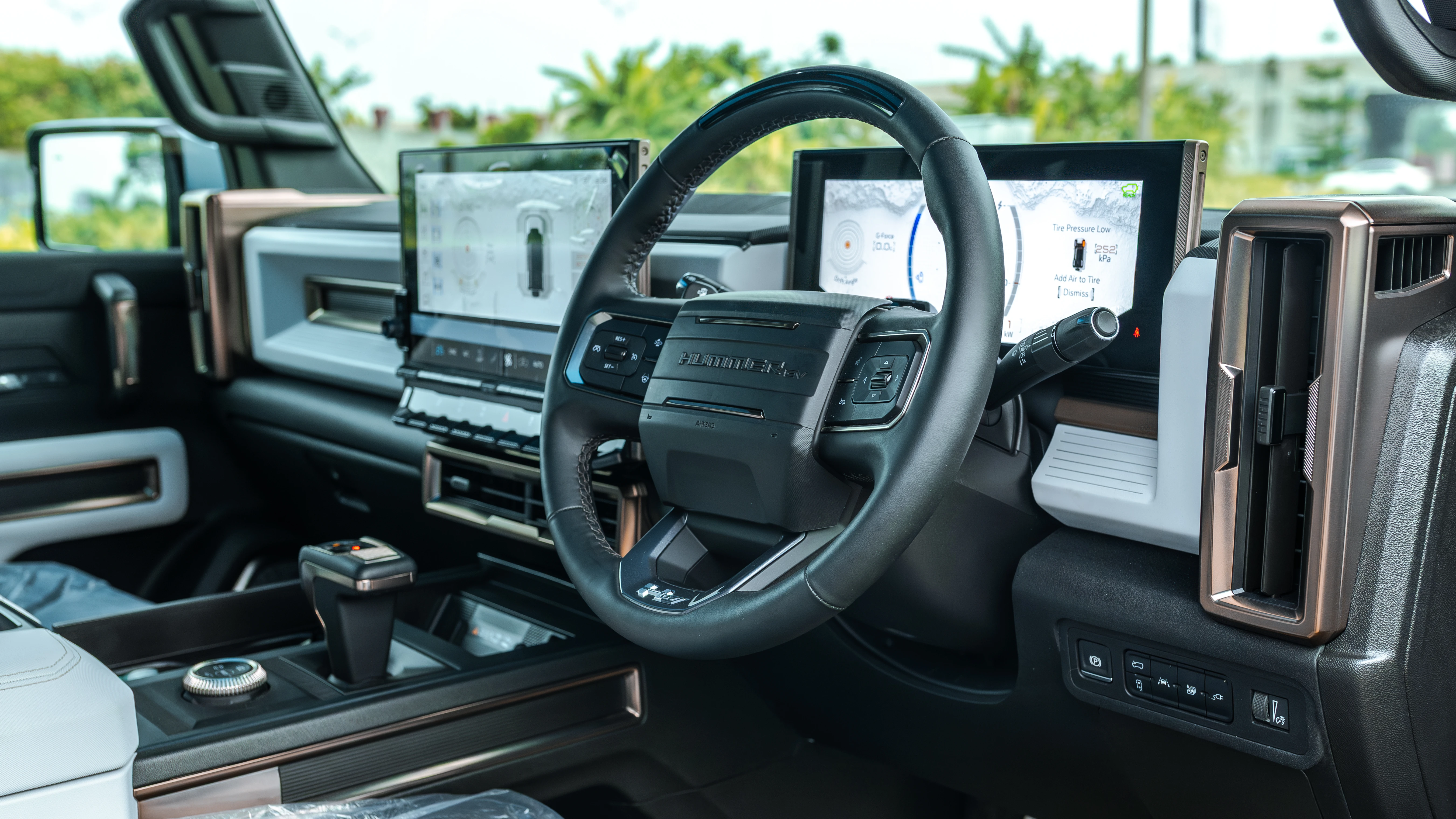 Steering wheel with HUMMER EV centre pad, twin displays behind