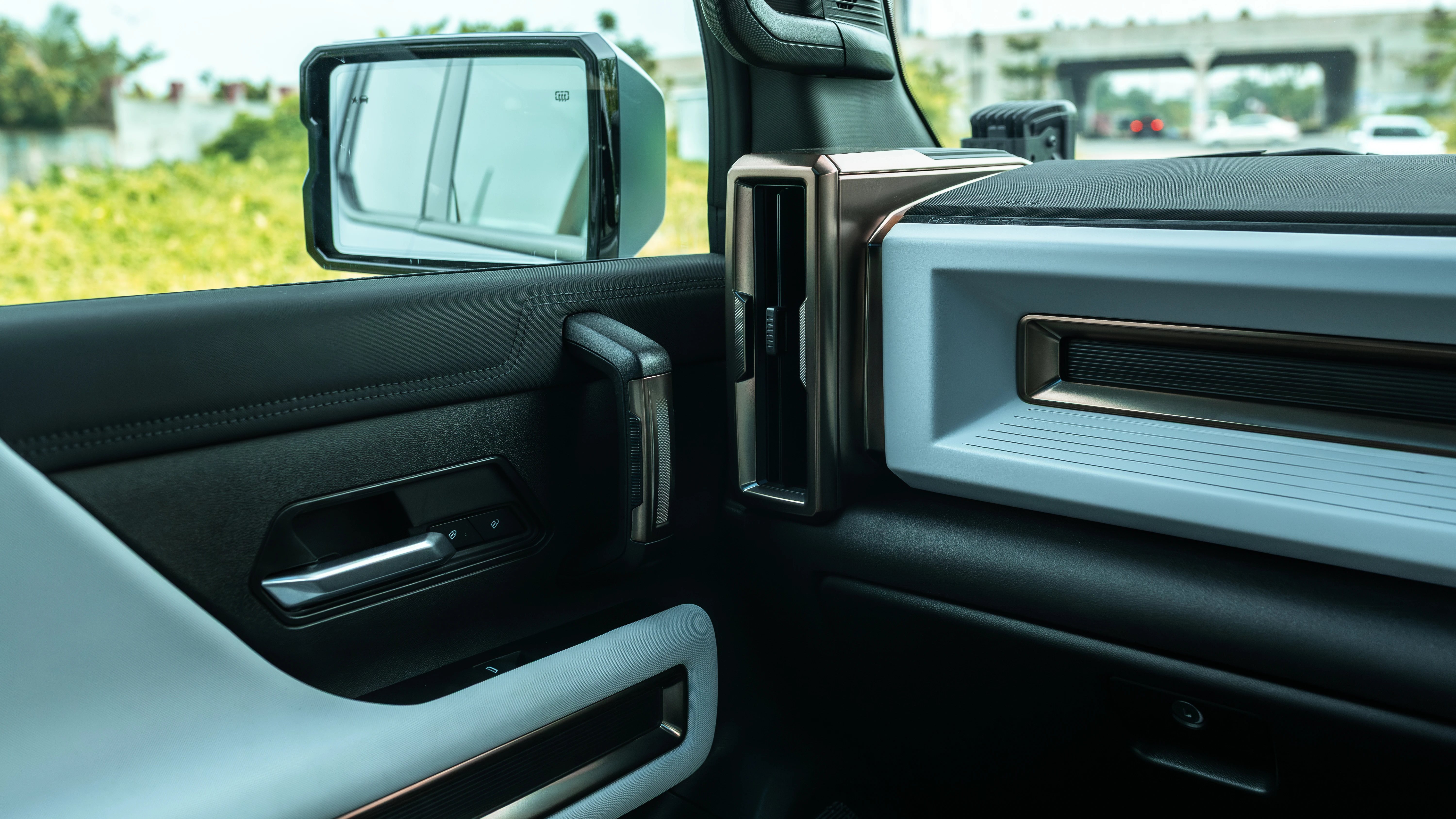 Door panel, bronze vent trim and squared exterior mirror