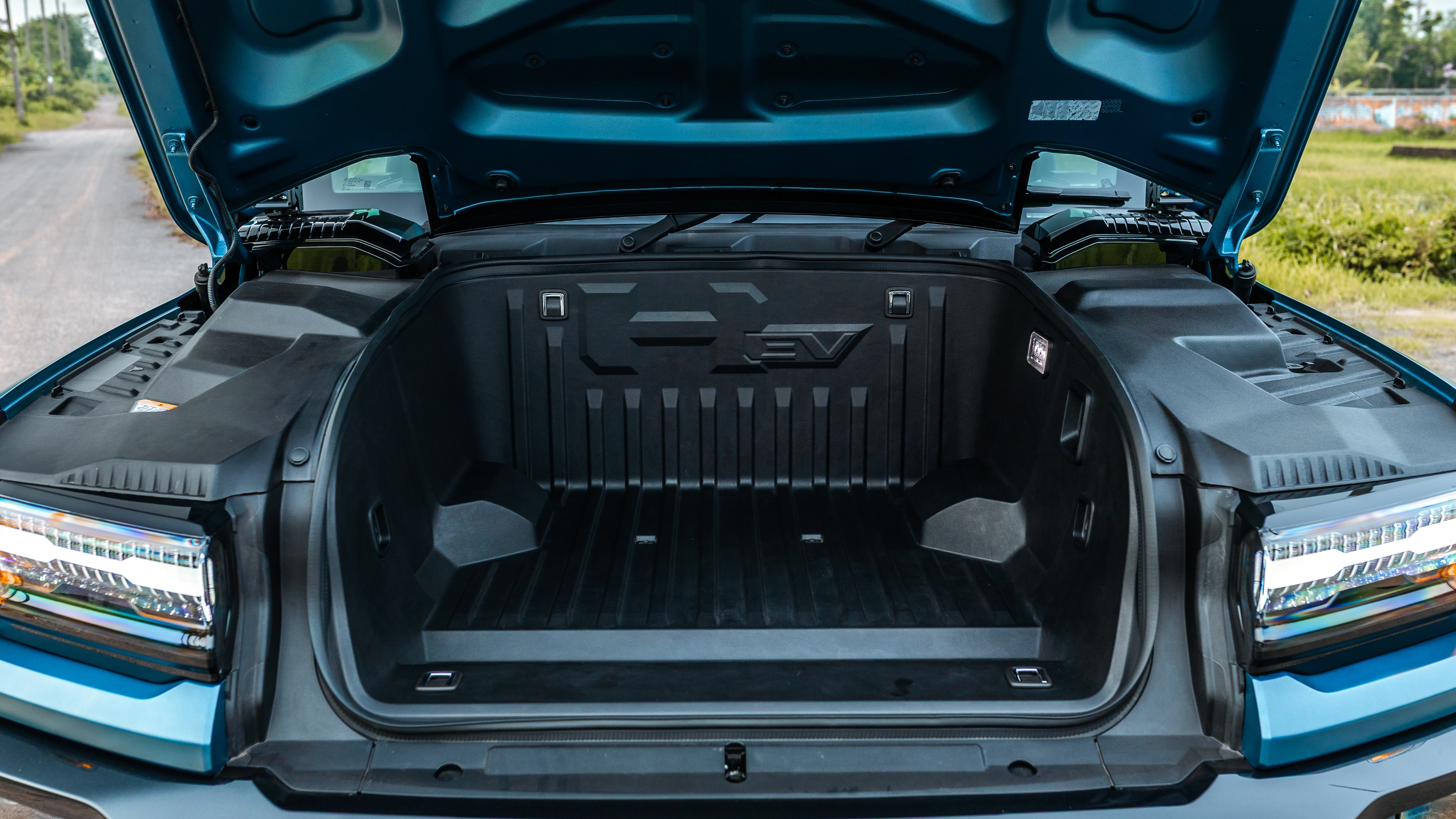 Front trunk open, storage tub that also holds the removed Sky Panels